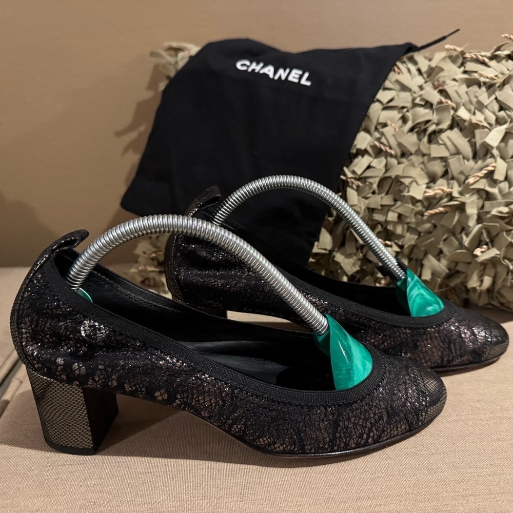 Vintage Chanel Escarpins Gold/Black Lace Shoe